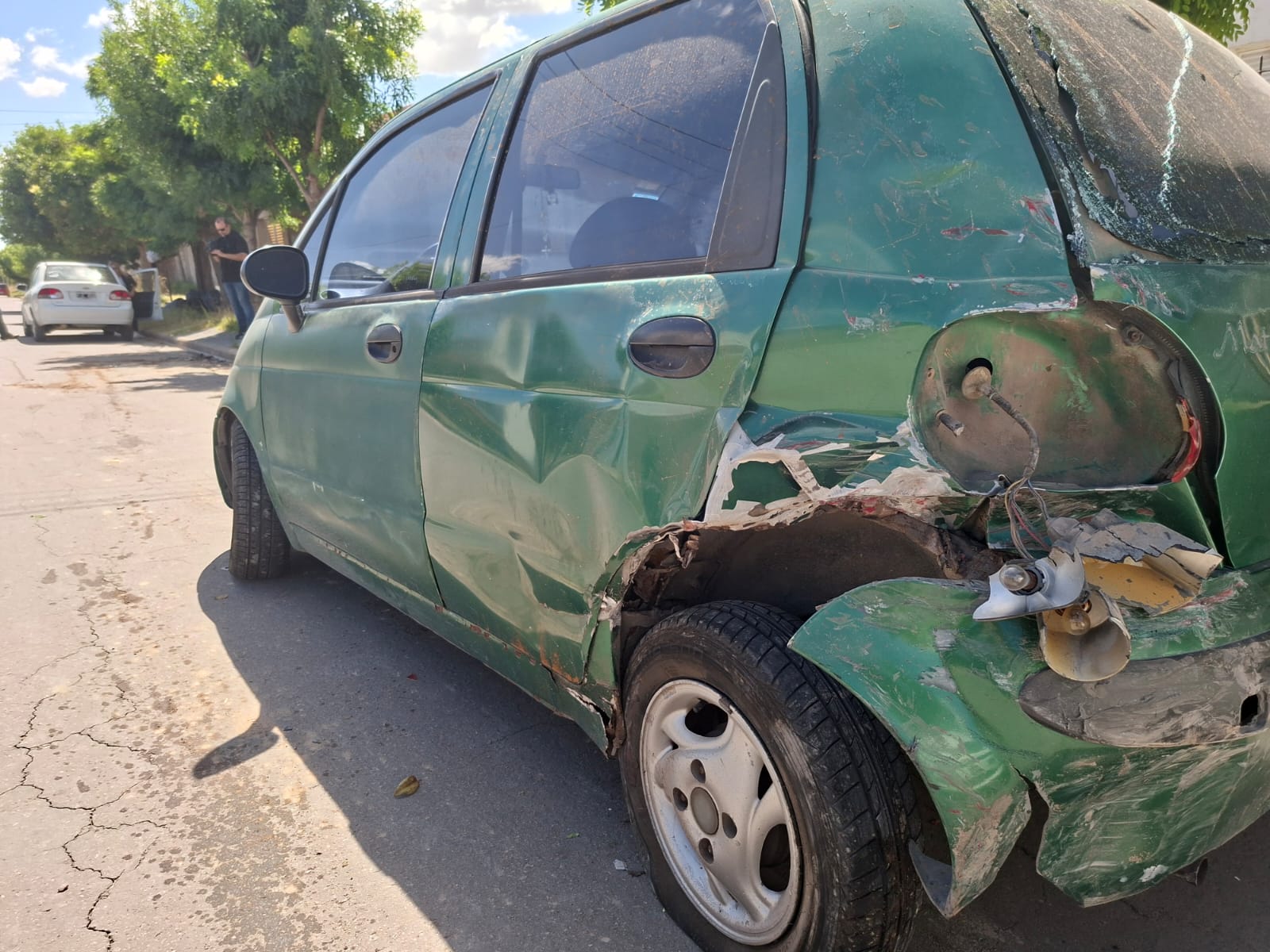 Totalmente borracho chocó contra un auto estacionado