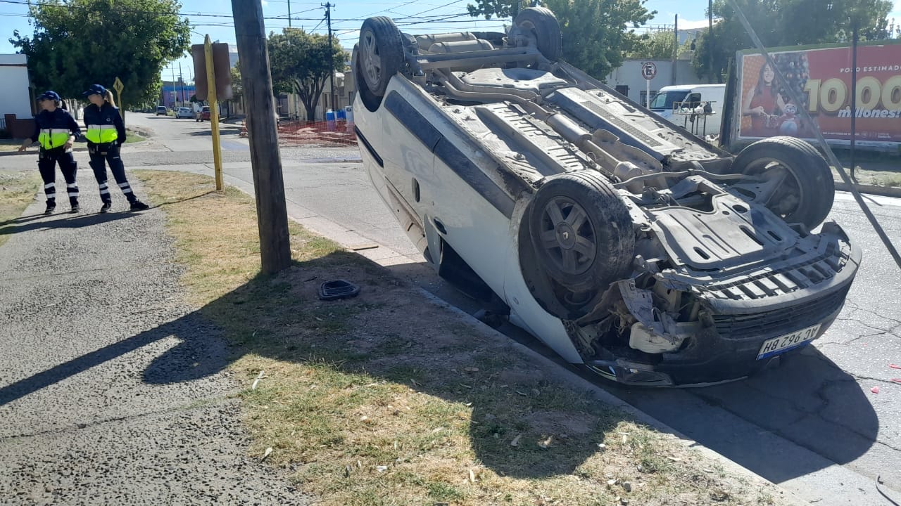Un utilitario volcó por esquivar a una bicicleta y las medidas de seguridad salvaron al bebé de 9 meses que iba en su interior