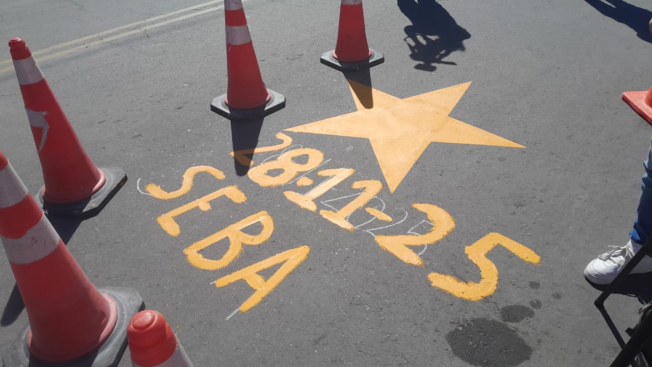 Familiares y amigos de Sebastián Schwab pintaron una estrella amarilla para recordarlo y pedir justicia