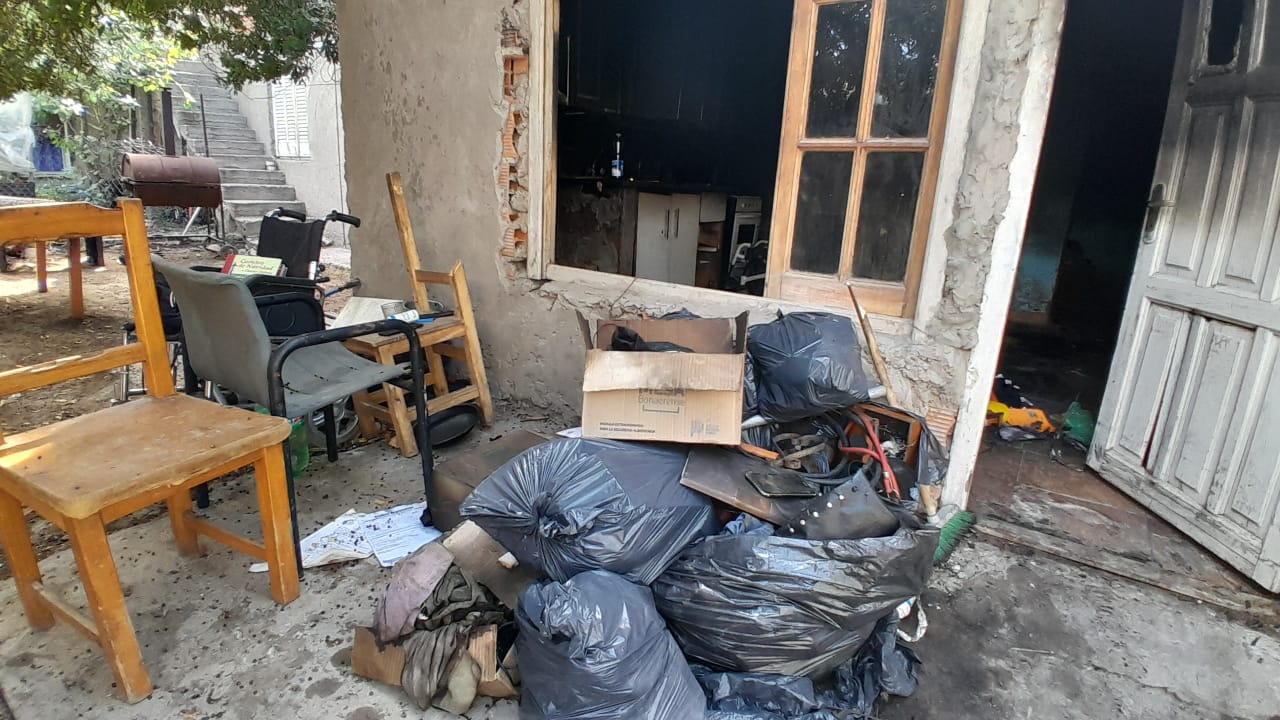 Una mujer pide una vivienda para poder vivir con sus hijos después de que se incendiara su casa