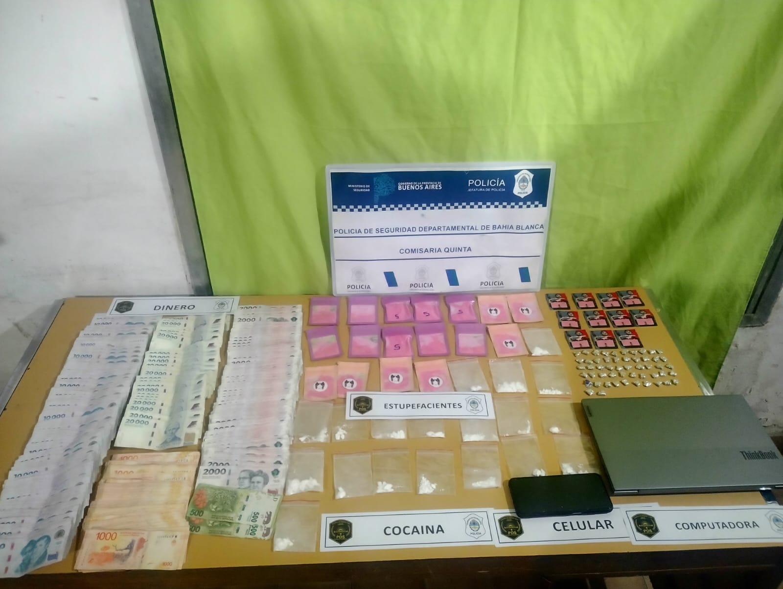 Dos personas fueron aprehendidas por circular en un auto con éxtasis y cocaína rosa