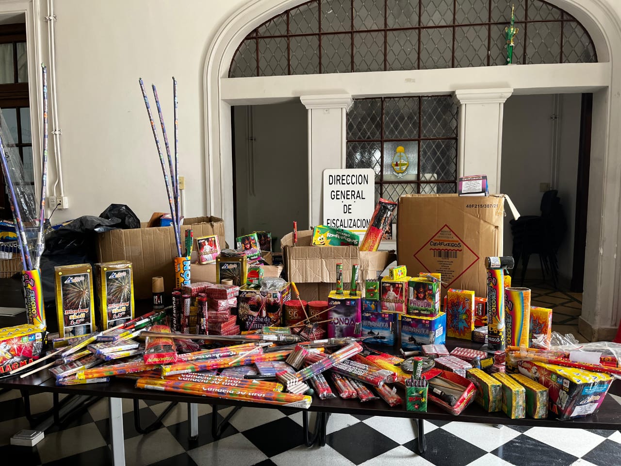 Secuestro de material pirotécnico y clausuras de comercios