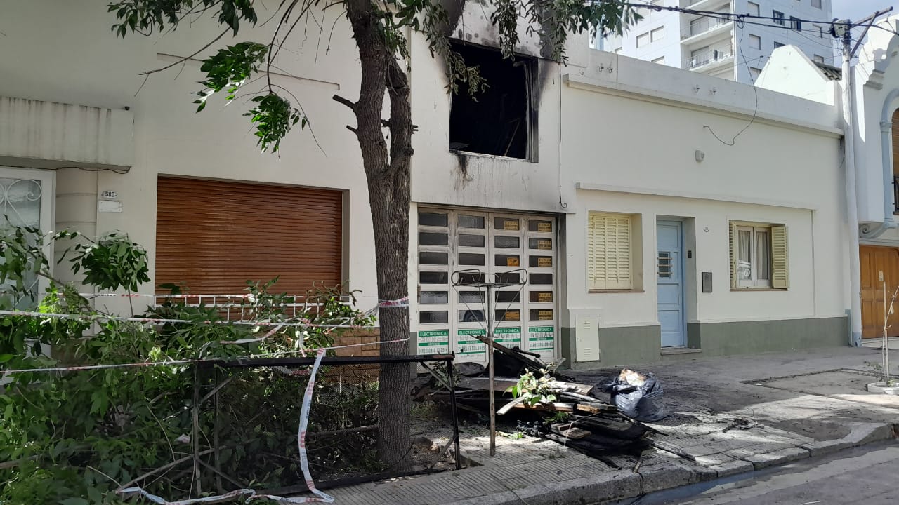 Vecino indignado por el incendio que provocó un hombre por quemar basura en su casa