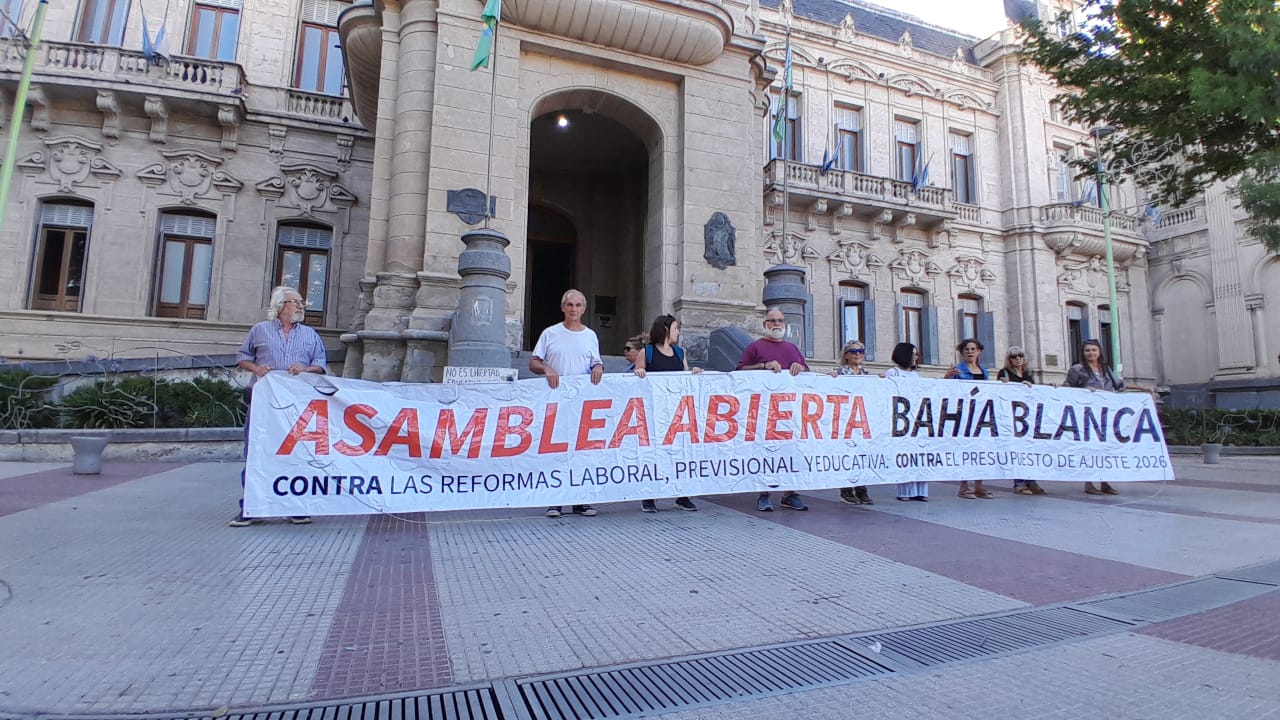 Aduns realiza una asamblea abierta frente al palacio municipal por el tratamiento del Presupuesto 2026