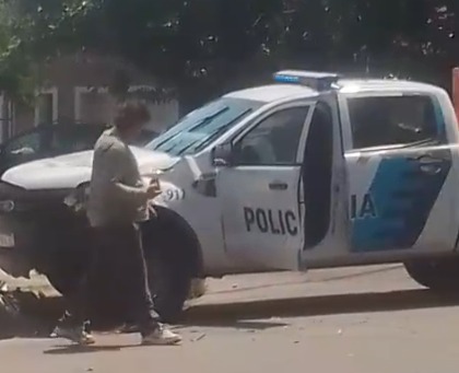 Un utilitario impactó a un patrullero en Tucumán y Martín Rodríguez