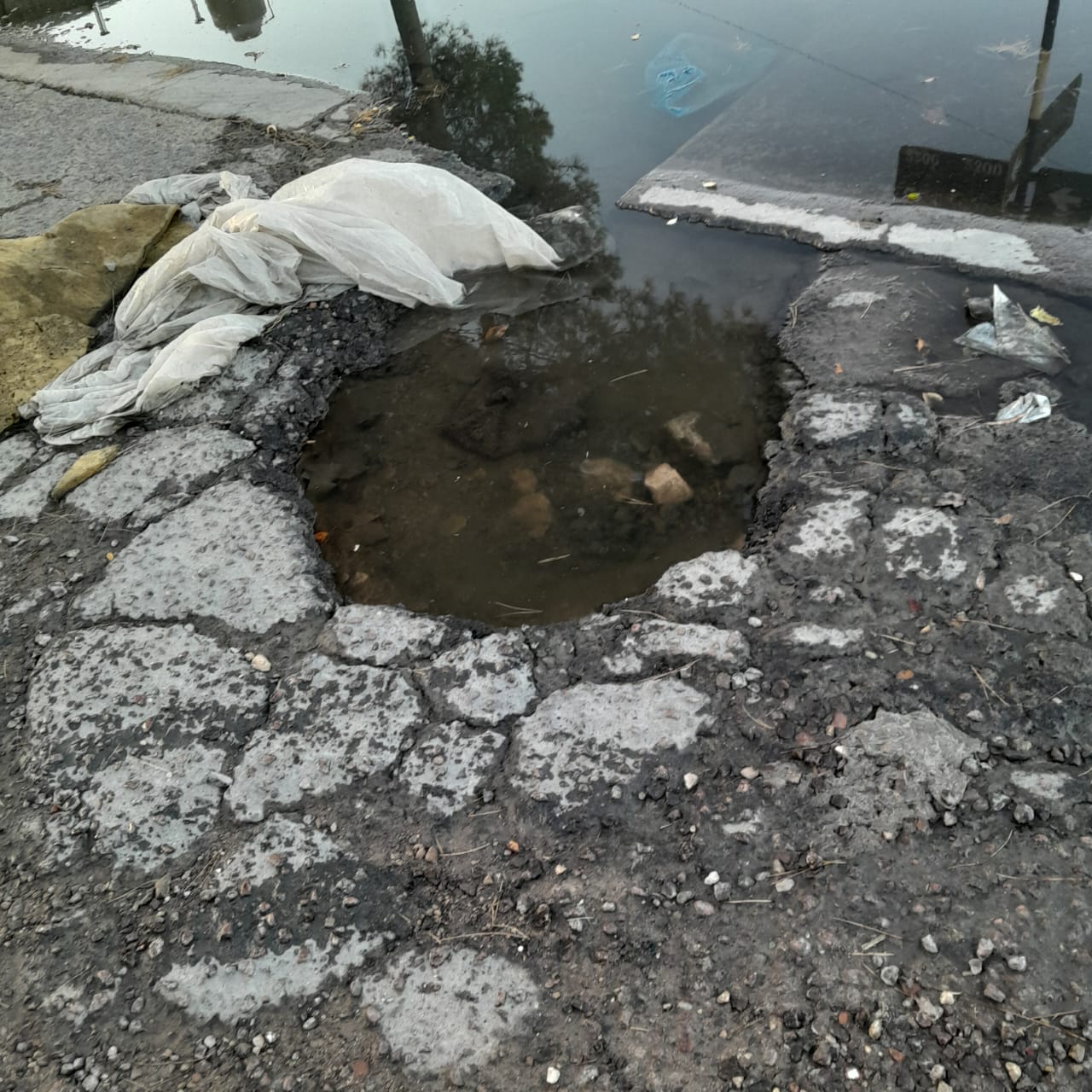 Tres años de una rotura de caños en Witcomb y E. González sin solución