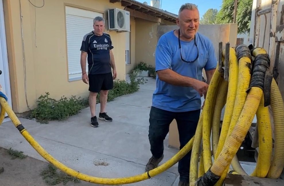 Ante la crítica falta de agua, aumenta el reparto domiciliario en Médanos