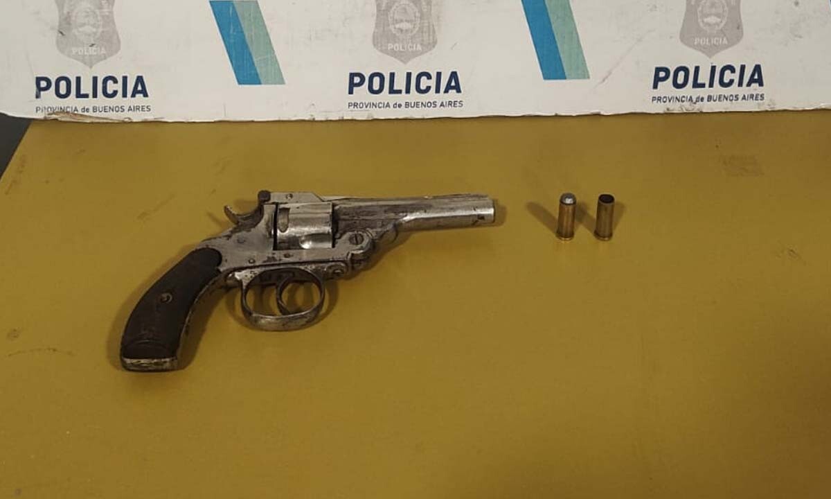 Iba en moto con un arma de fuego y lo detuvieron