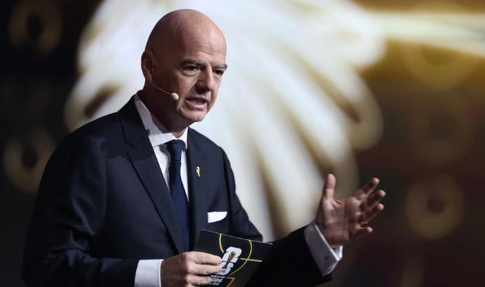 Infantino confirmó que la FIFA estudia cambiar la regla del offside