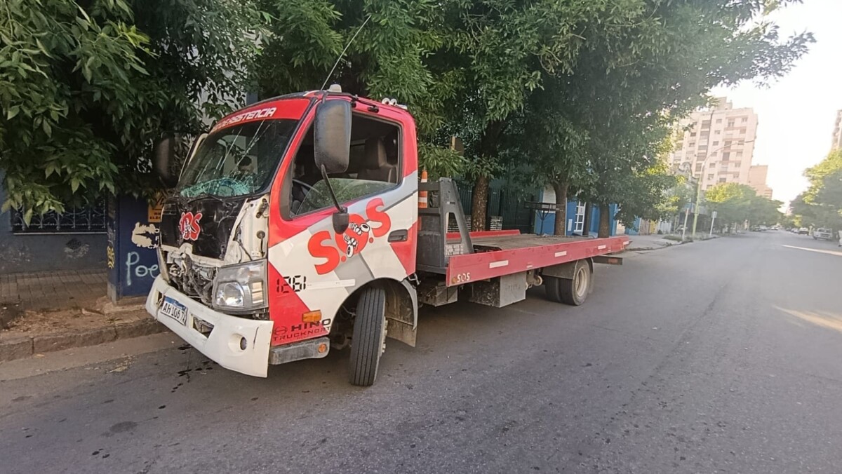 Conducía una grúa totalmente borracho, chocó a un taxi e intentó escapar