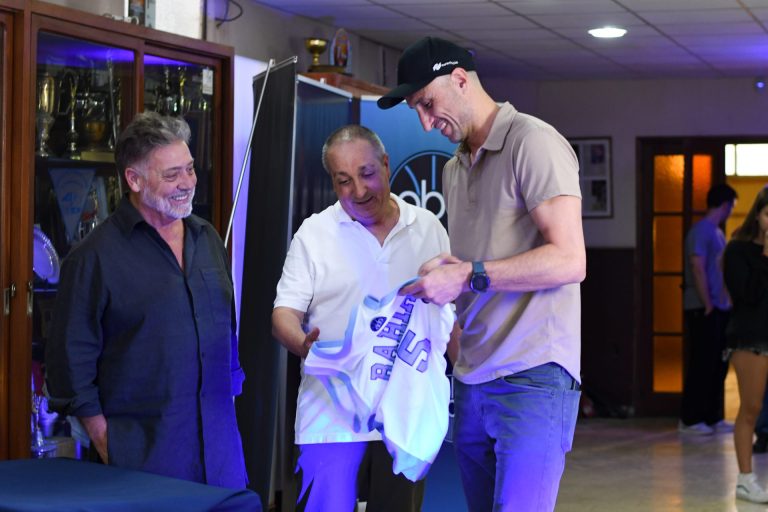 Manu Ginóbili visitó la Asociación Bahiense de Básquet y apoyó el proyecto de memoria histórica