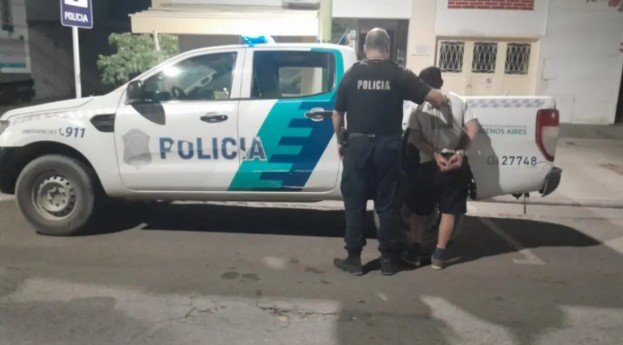 Quisieron identificarlo y se resistió, quedó detenido
