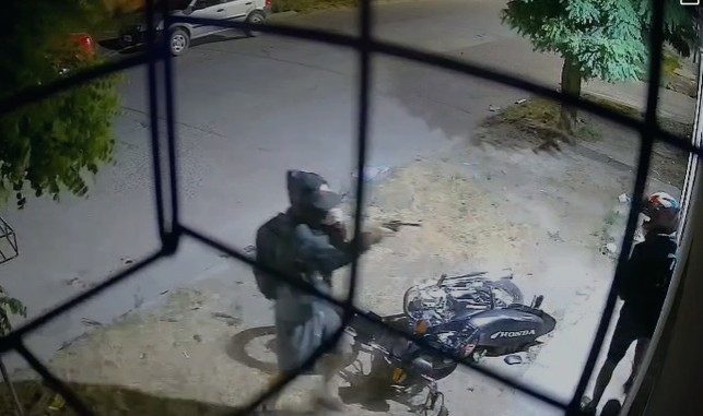 Salía con su moto y un delincuente lo amenazó con un arma de fuego para robarle