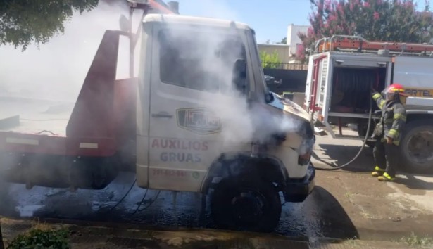 Un camión de auxilio se prendió fuego esta mañana