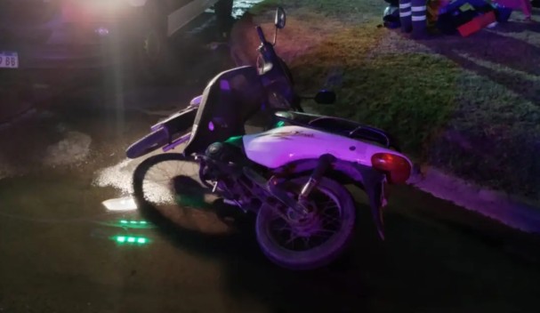 Un accidente entre un auto y una moto terminó con tres personas heridas