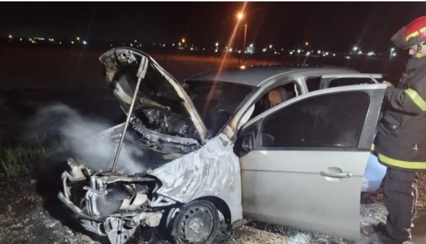 Dos autos se prendieron fuego durante la noche