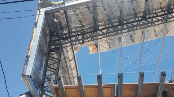 Un obrero fue hospitalizado tras caer de un techo donde trabajaba