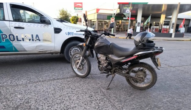 Un auto chocó a una moto y escapó