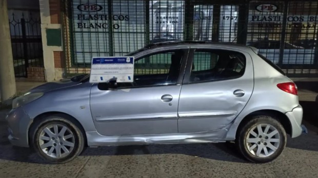 Detuvieron al conductor del auto que chocó a una moto y escapó