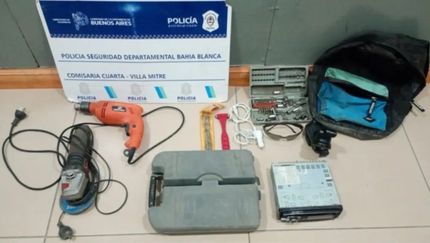 Robó elementos de autos estacionados y lo atraparon