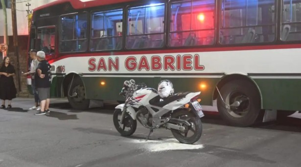 Un colectivo atropelló a un motociclista