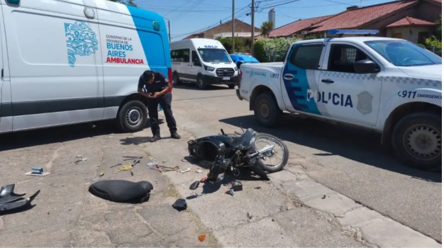 Un motociclista hospitalizado al impactar contra una camioneta