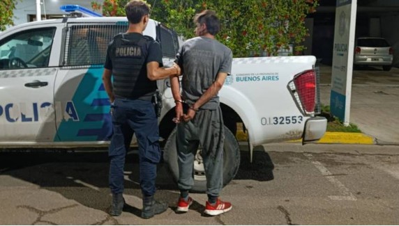 Lo detuvieron cuando empujaba un auto que había robado