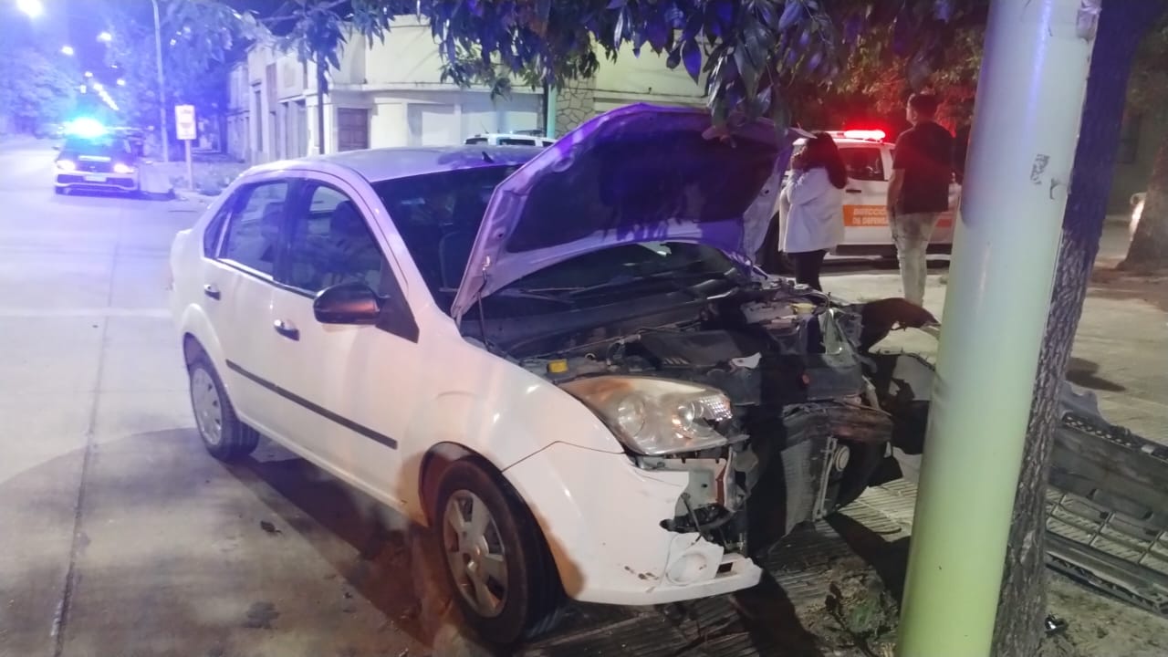 Choque nocturno en Charlone y Güemes: un conductor dio positivo en alcoholemia y secuestraron un vehículo