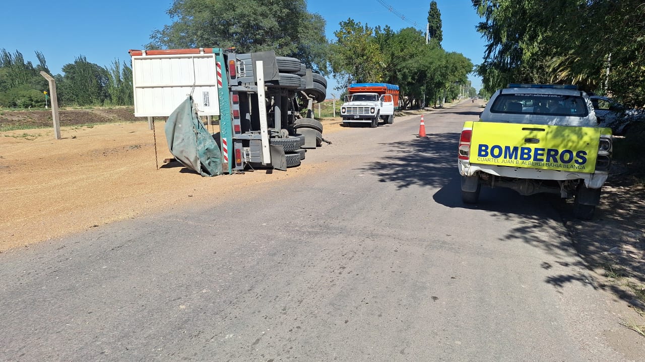 Un camión se quedó sin frenos y terminó volcando