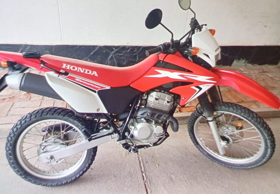 Delincuentes se metieron en una cochera, robaron una moto, pero los atraparon