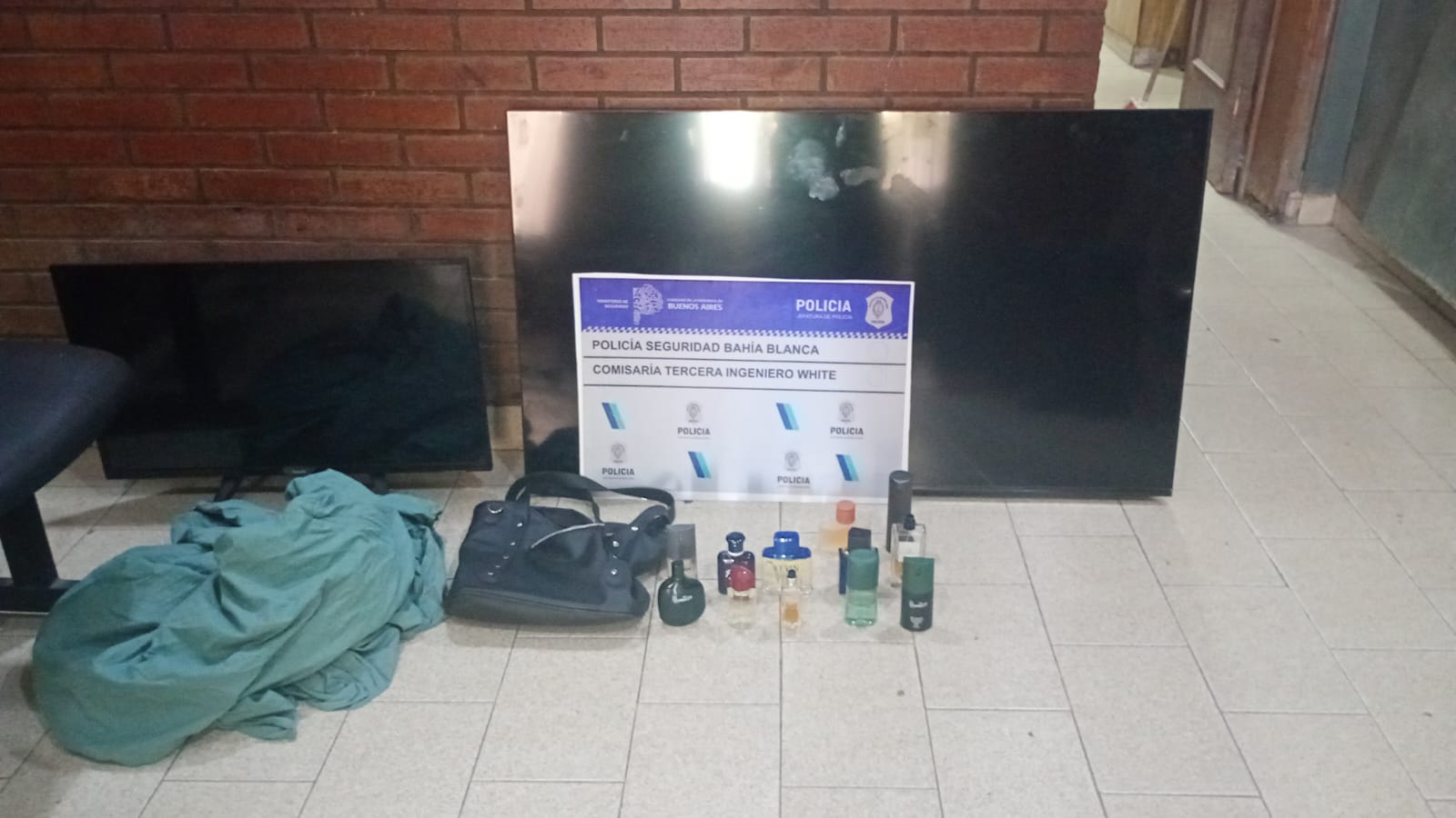 Aprovechó que su vecino no estaba y se metió en su casa para robarle