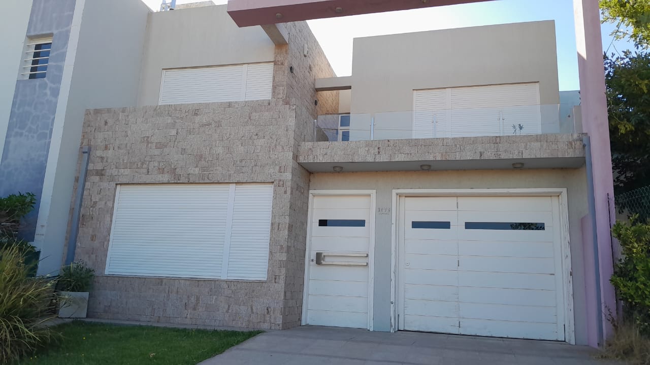 Se fue unos días de su casa y delincuentes se llevaron hasta el auto