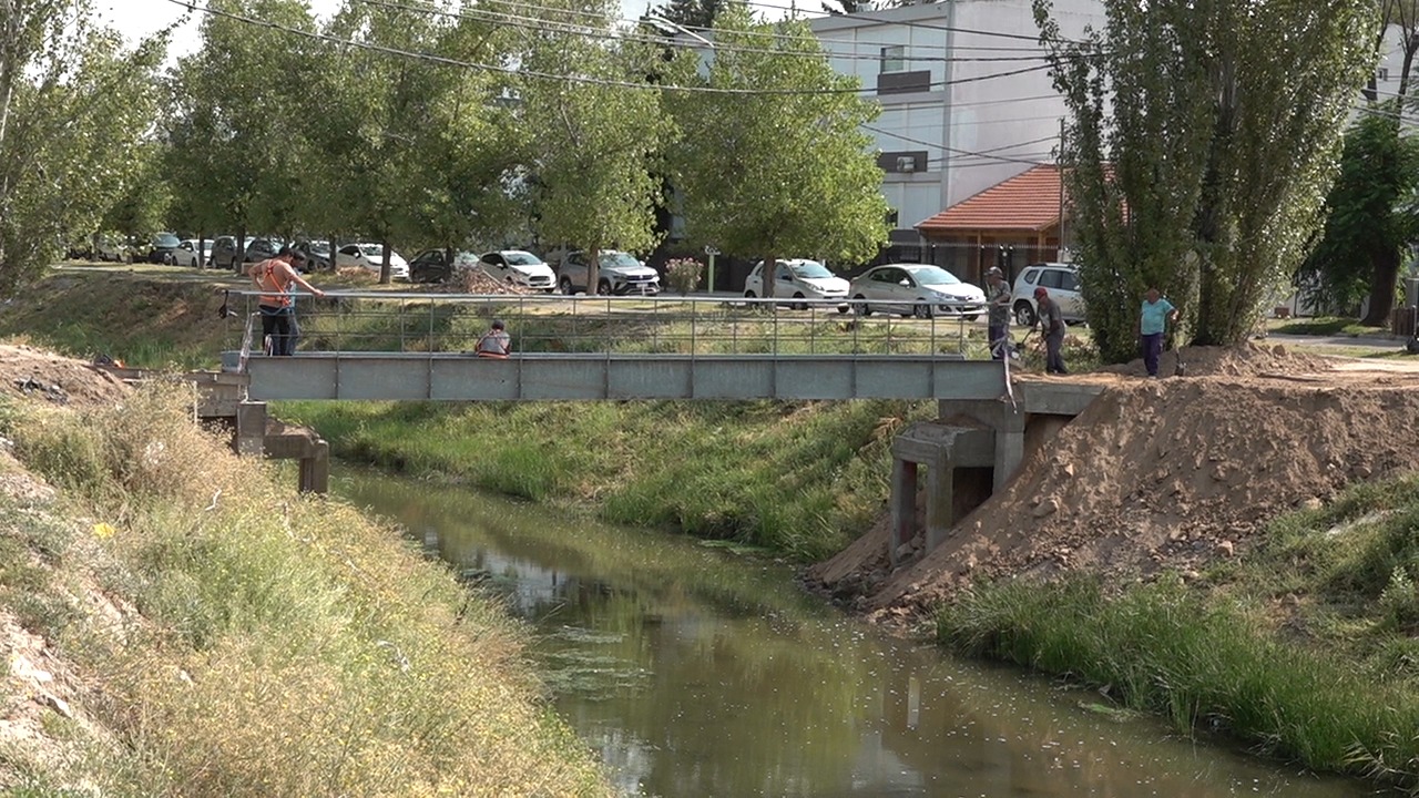 Instalan un puente peatonal provisorio en el Paseo de las Esculturas