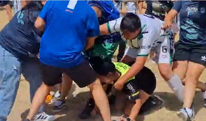 Brutal agresión a una árbitra en un partido de fútbol amateur en Bahía Blanca