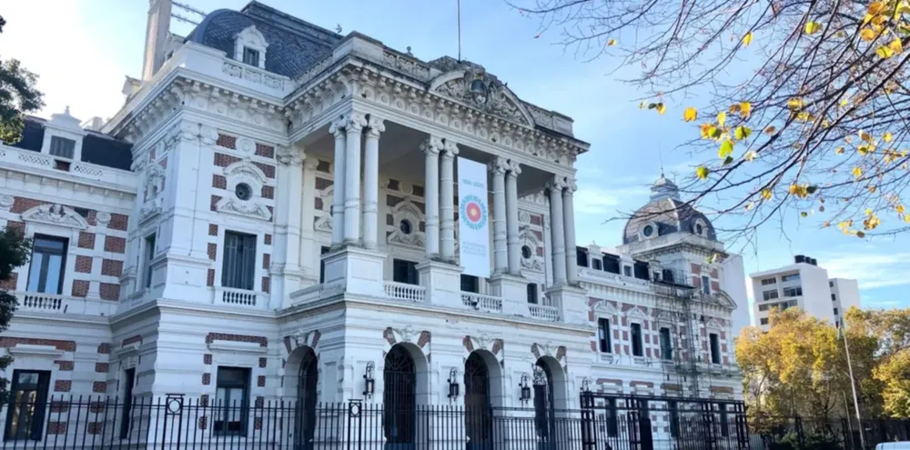 Kicillof acordó con estatales y la mayoría de docentes el primer aumento salarial de 2026