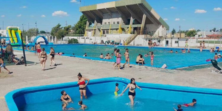 Comercial anunció la apertura de la temporada de pileta 2026 a partir del 5 de enero
