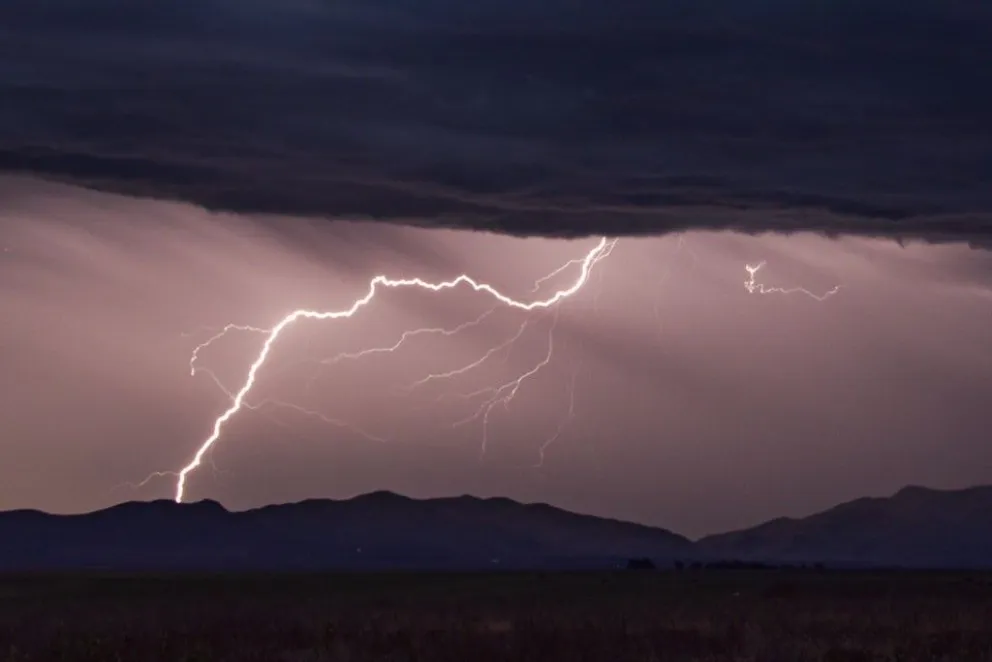 Rige alerta naranja por tormentas fuertes: suspenden actividades municipales y piden extremar precauciones