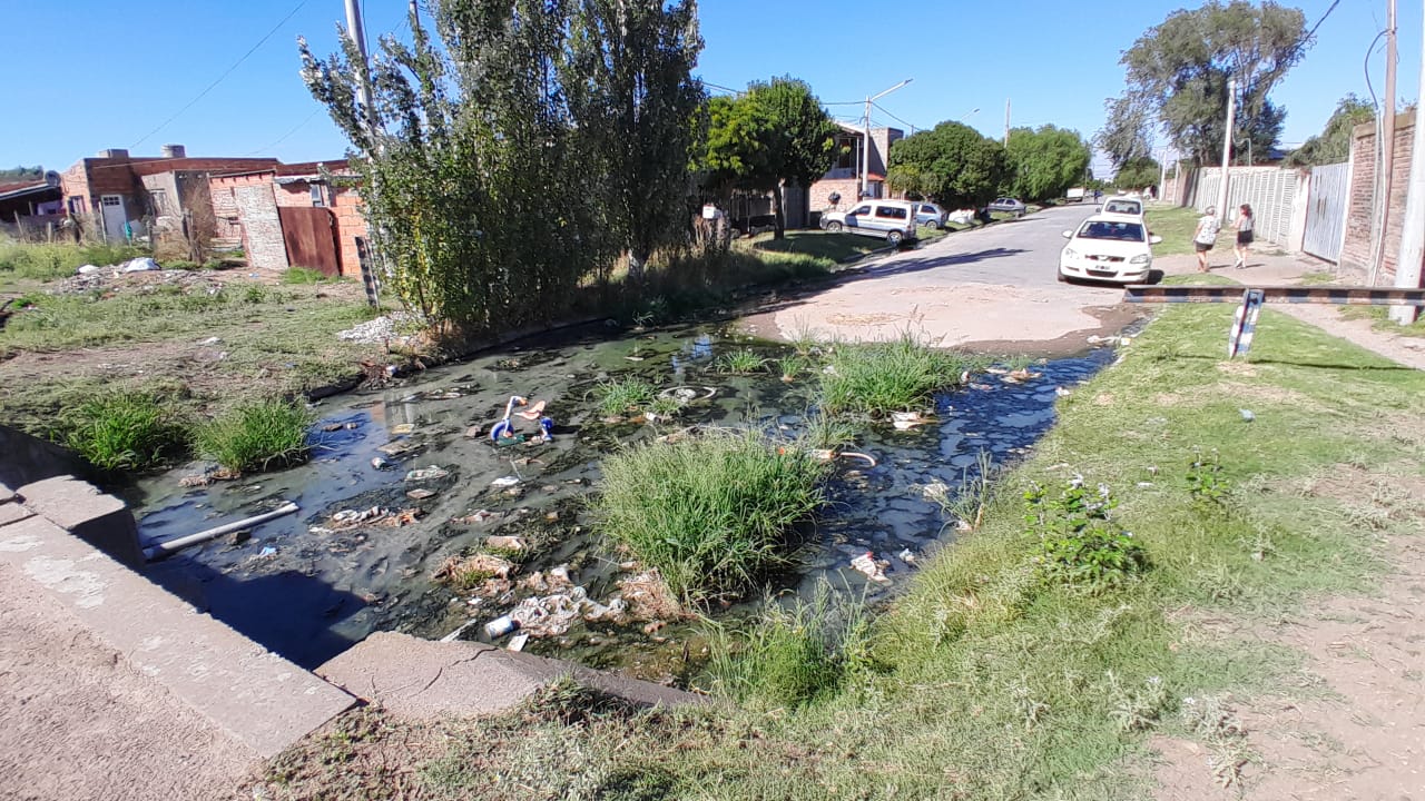 Denuncian que hay un “río” de desechos cloacales en Villa Delfina hace años