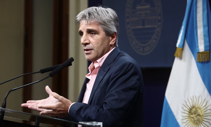 Caputo reconoció que las tasas de interés “están altas” y pronosticó cuándo empezarían a bajar