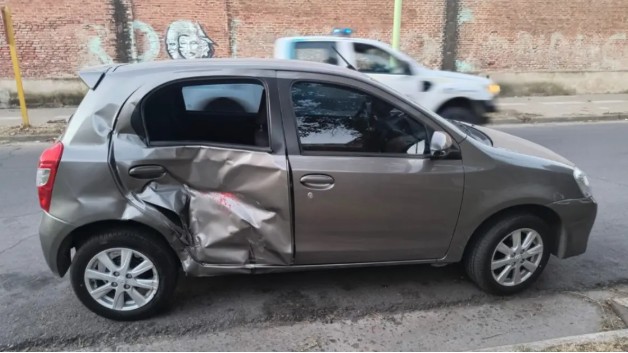 Un motociclista fue hospitalizado tras impactar contra un auto