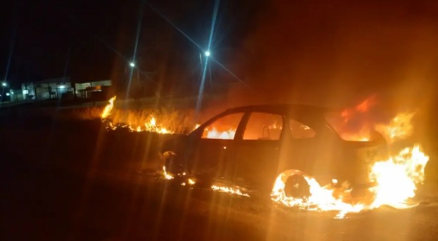 Un auto se prendió fuego en Av. Alem y Ruta 33