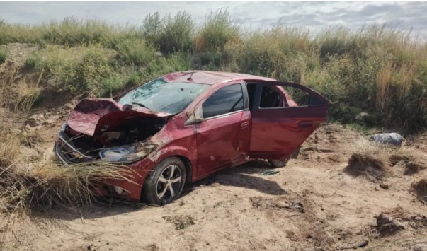 Un auto que viajaba hacia Bahía terminó volcando