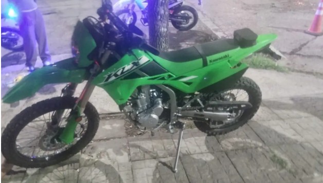 Una moto impactó contra un auto en calle Almafuerte y Brasil