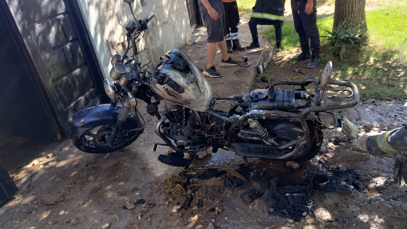 Le prendieron fuego la moto luego de una noche de alcohol en su casa
