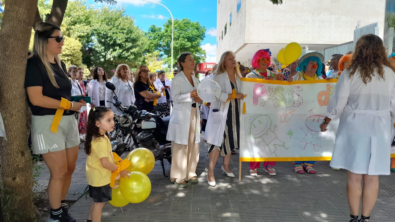 Caminata alrededor del hospital Municipal por el Mes de la Concientización del Cáncer Infantil