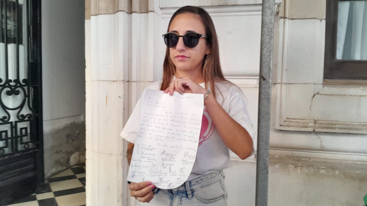 Padres de la Escuela 30 entregaron un petitorio pidiendo que no se cierren cursos