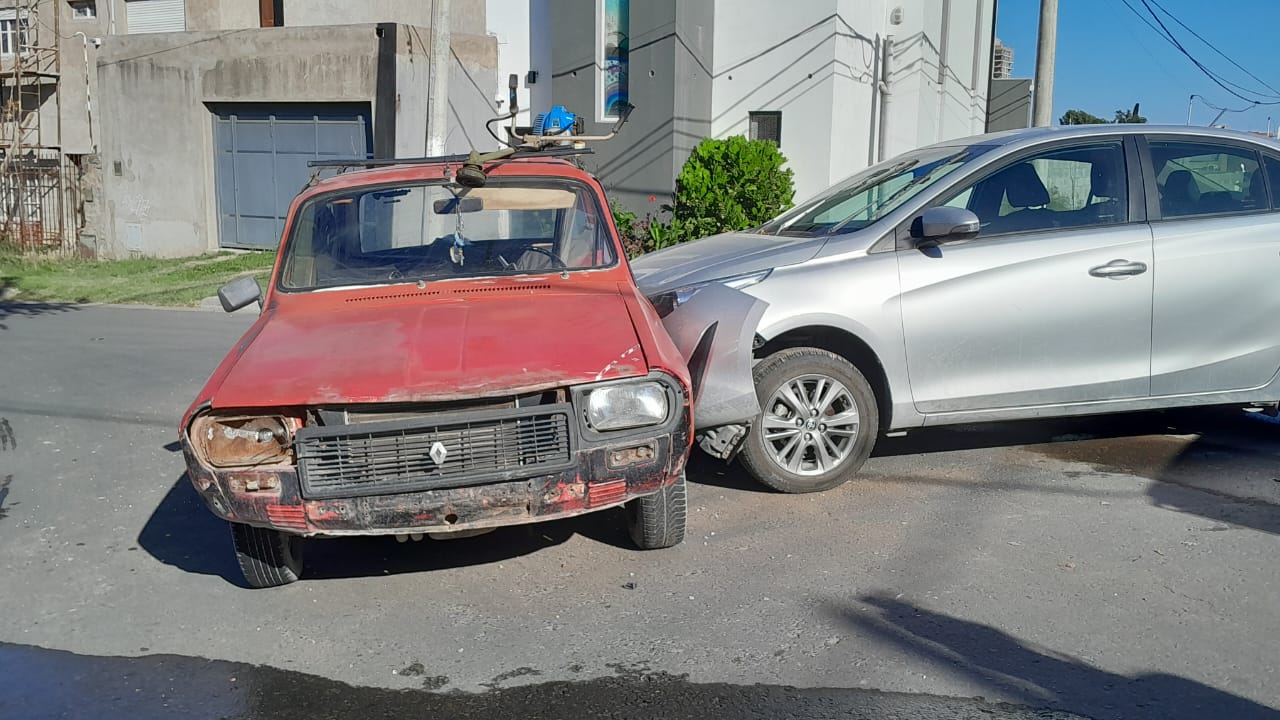Dos autos chocaron en Yapeyú y Rojas