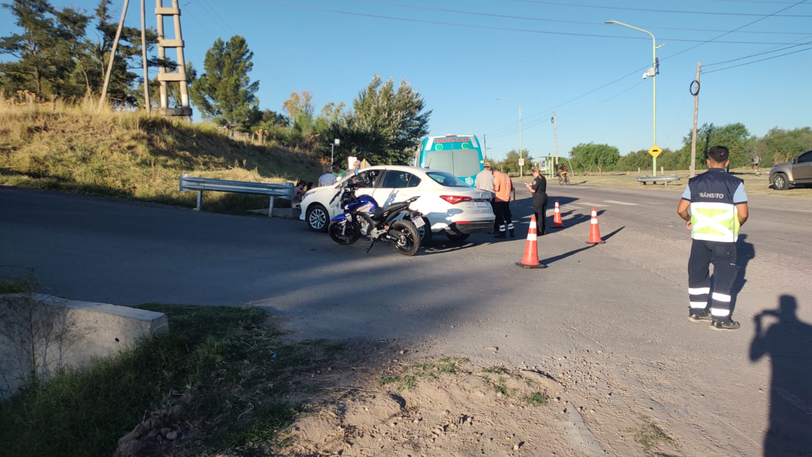 Iba alcoholizado en moto y chocó contra un auto en Carrindanga