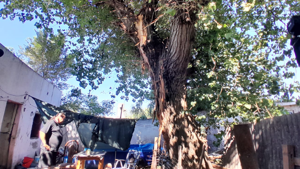 Cayó un rayo en su casa y generó destrozos: “me dejó aturdido”