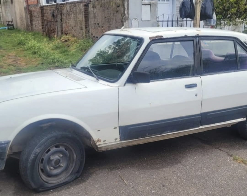 Alerta en Dorrego: tajean cubiertas de más de 20 autos